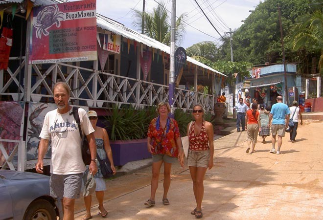 Greg, Michelle and Susan in Livingston.JPG © SW